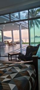 SawiPool Villa Romance的带沙发、椅子和桌子的客房