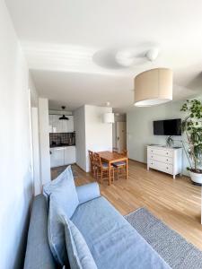 sala de estar con sofá y mesa en Vienna Sunny Side Up Apartments en Viena