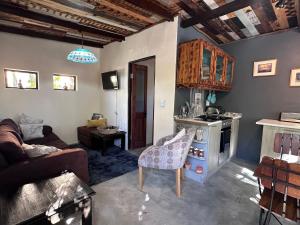 ein Wohnzimmer mit Couch und Ofen in der Unterkunft Little Oak Cottage in Hopefield + 17 Fotos