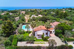 une vue aérienne d'une maison avec piscine dans l'établissement Villa New Charme, à Castellammare del Golfo