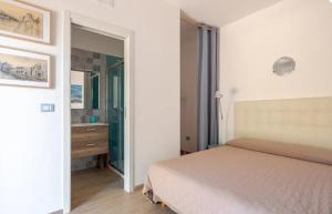 Schlafzimmer mit einem Bett, einem Waschbecken und einem Spiegel in der Unterkunft PETRA BIANCA Charming House in Mattinata
