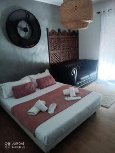 1 dormitorio con 1 cama grande y toallas. en Villa de charme avec piscine, en Toulon