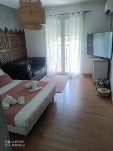 1 dormitorio con 1 cama y sala de estar en Villa de charme avec piscine, en Toulon