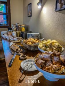 - une table avec de nombreux types de pain et de viennoiseries dans l'établissement Boutique Hotel Templ, à Mikulov