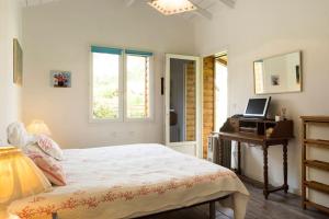 Ένα ή περισσότερα κρεβάτια σε δωμάτιο στο Studio indépendant dans un jardin - Hossegor +4 φωτογραφίες