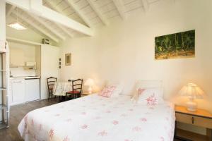 Ένα ή περισσότερα κρεβάτια σε δωμάτιο στο Studio indépendant dans un jardin - Hossegor