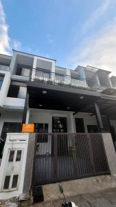 Hue House Stay - Villa phòng lẻ hoặc nguyên căn في Thôn Trường Giang: مبنى أبيض كبير مع سياج أمامه