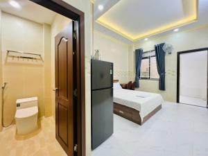1 dormitorio con 1 cama y baño con aseo en DREAM HOUSE en Ho Chi Minh