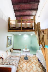 Habitación con escalera, cama y mesa. en Jinan Mountain and Sea Culture Hotel, en Jinan