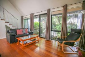 Allambie Cottages - Villa 2 في برايت: غرفة معيشة بها أريكة وطاولة