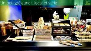 une exposition d’articles alimentaires sur un comptoir d’un magasin dans l'établissement Campanile Marmande, à Marmande