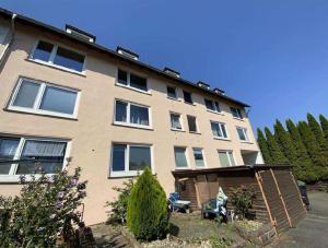 een groot gebouw met veel ramen bij Zentrumsnahe Wohlfühloase in Kassel