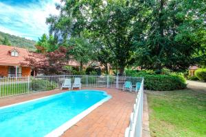 Hồ bơi trong/gần Amber Cottage
