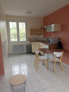 Kuchyň nebo kuchyňský kout v ubytování Studio avec jardin