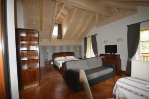 una camera da letto con un letto e un divano di Villa Madonna a Madonna di Campiglio