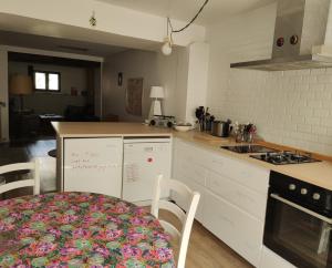 Η κουζίνα ή μικρή κουζίνα στο Grande maison cosy en cœur de village +9 φωτογραφίες