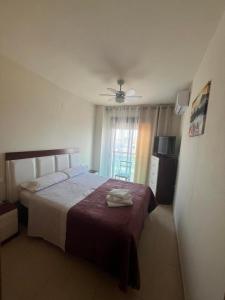 una camera da letto con un letto e un ventilatore a soffitto di Apartamento Pudrimel a San Blas Altre 16 foto