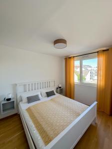 Un dormitorio blanco con una cama grande y una ventana en Vienna Sunny Side Up Apartments en Viena