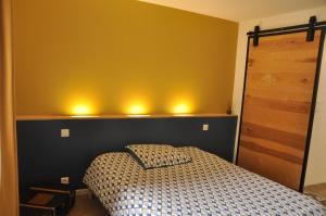 Ένα ή περισσότερα κρεβάτια σε δωμάτιο στο Grande maison cosy en cœur de village