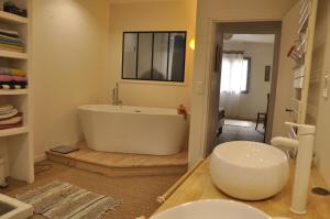 Ένα μπάνιο στο Grande maison cosy en cœur de village