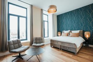 QuiévrainHotel Casino Elite的带一张床和两扇窗户的卧室