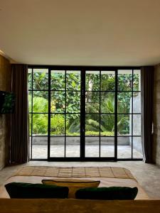 een groot raam in een kamer met een groot bed bij The CIVYT in Ubud