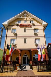 un edificio con banderas delante en Meridian Costinești, en Costinesti
