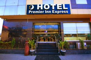 ラホールにあるPremier Inn Express Gulberg Lahoreの鉢植えのホテル