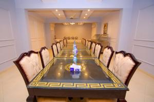 Premier Inn Express Gulberg Lahore في لاهور: قاعة المؤتمرات مع طاولة وكراسي طويلة