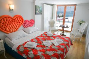 um quarto com uma cama grande e uma cabeceira de cama de coração vermelho em My Way Tera Butik Otel em Adalar