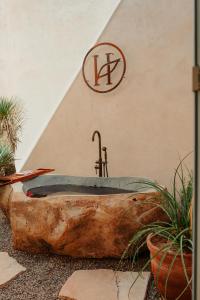 Un lavabo en una roca con un reloj en la pared en Hábimo - Valle de Guadalupe, en Valle de Guadalupe 73 fotos más