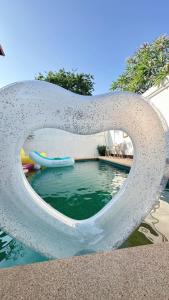 乔木提恩海滩Bali Style Luxury View Talay POOL VILLA close to Beach & Walking Street的一座水池,上面有大金属雕塑