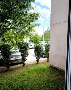 a car parked in a parking lot next to trees at Konk-Kerne, magnifique T2 proche tramway in Nantes +14 photos