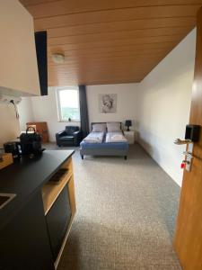 - une chambre avec un lit au milieu d'une pièce dans l'établissement Bluestone Appartments 25qm free and near parking, à Blaustein