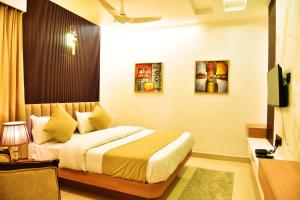sypialnia z łóżkiem i telewizorem w obiekcie Hotel Divine Peak w mieście Pachmarhi
