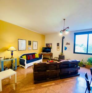 Villa delle Stelle في Cassaro: غرفة معيشة مع أريكة وطاولة