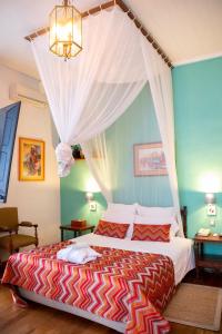 A bed or beds in a room at La Varangue