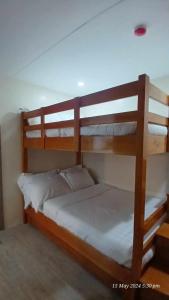碧瑶Modern 1Bedroom Condo,with heated Roofdeck pool by Mist and Pine的房间里有几张双层床