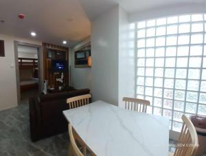 Modern 1Bedroom Condo,with heated Roofdeck pool by Mist and Pine的厨房或小厨房