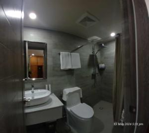 Modern 1Bedroom Condo,with heated Roofdeck pool by Mist and Pine的一间浴室