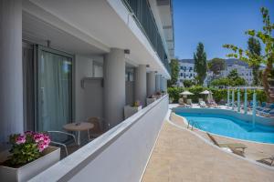 Bazén v ubytování Alia Beach Hotel by Estia nebo v jeho okolí