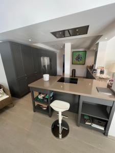 Kuchyňa alebo kuchynka v ubytovaní Villa Ibiza Chic à Calahonda - Piscine et Proximité Plage