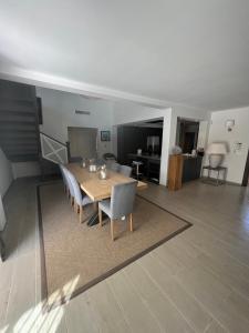 Kuchyňa alebo kuchynka v ubytovaní Villa Ibiza Chic à Calahonda - Piscine et Proximité Plage