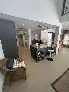 Kuchyňa alebo kuchynka v ubytovaní Villa Ibiza Chic à Calahonda - Piscine et Proximité Plage