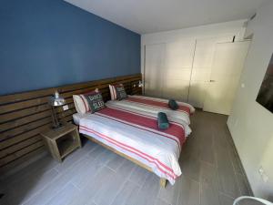 Posteľ alebo postele v izbe v ubytovaní Villa Ibiza Chic à Calahonda - Piscine et Proximité Plage