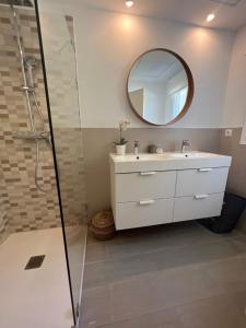Kúpeľňa v ubytovaní Villa Ibiza Chic à Calahonda - Piscine et Proximité Plage