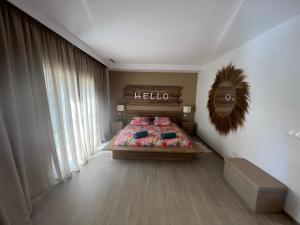 Posteľ alebo postele v izbe v ubytovaní Villa Ibiza Chic à Calahonda - Piscine et Proximité Plage