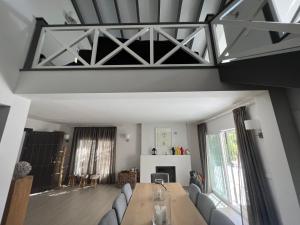 Posedenie v ubytovaní Villa Ibiza Chic à Calahonda - Piscine et Proximité Plage