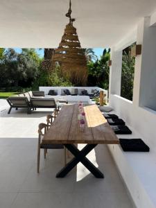 Vonkajšia záhrada v ubytovaní Villa Ibiza Chic à Calahonda - Piscine et Proximité Plage
