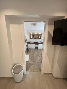 Televízia a/alebo spoločenská miestnosť v ubytovaní Villa Ibiza Chic à Calahonda - Piscine et Proximité Plage